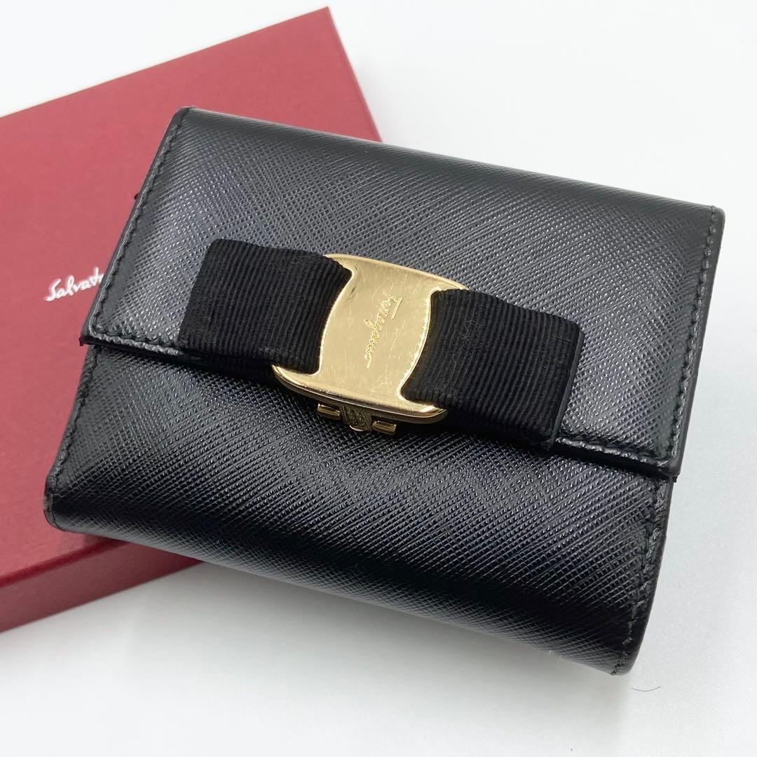 サルヴァトーレフェラガモ　折り財布　ヴァラリボン　レザー　ゴールド金具　ブラック