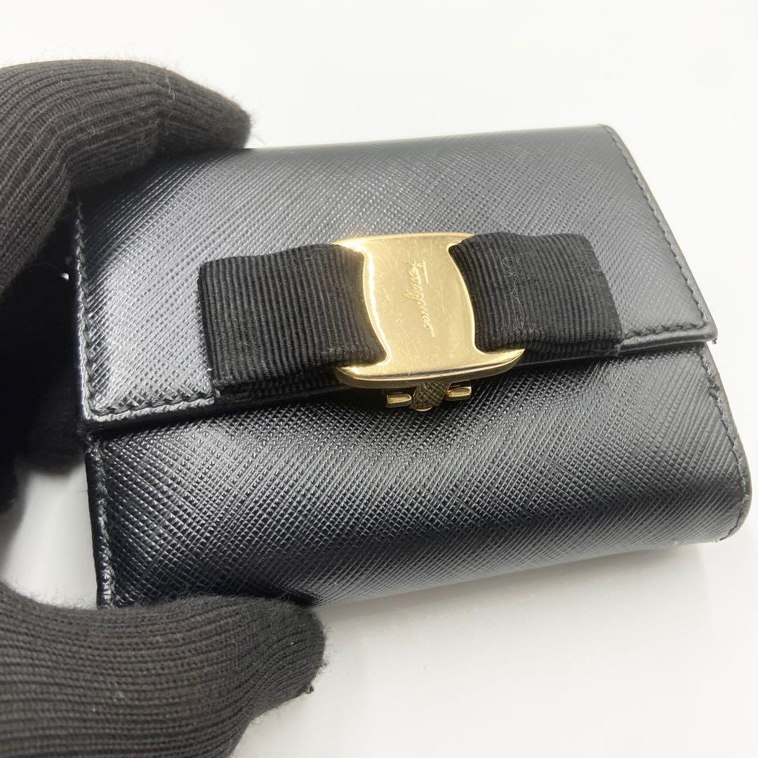 サルヴァトーレフェラガモ　折り財布　ヴァラリボン　レザー　ゴールド金具　ブラック