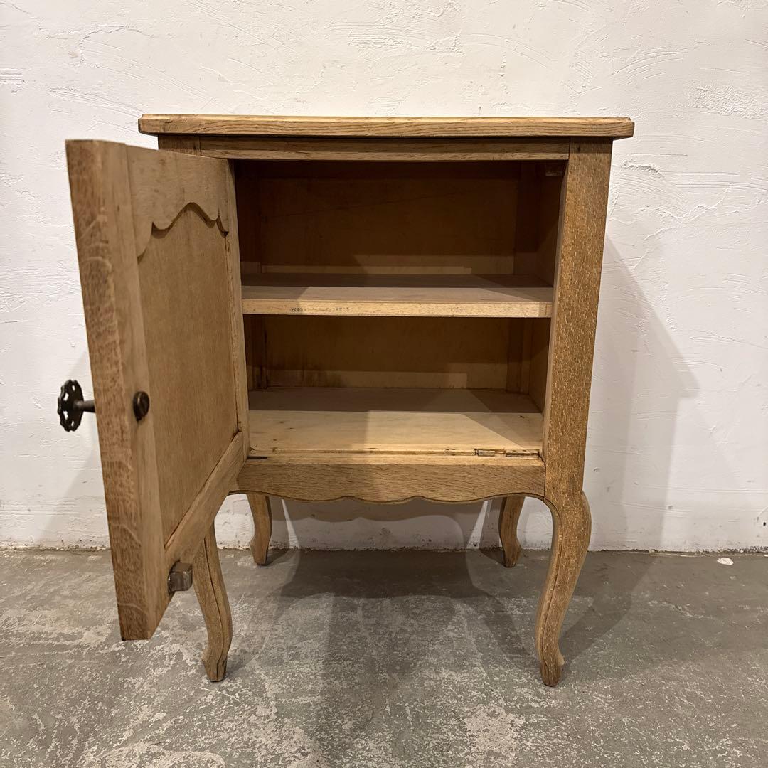 ヴィンテージ　木製サイドテーブル　扉収納付き　剥離