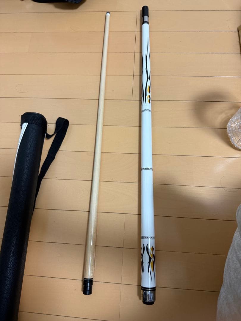 ビリヤードキュー ホワイト/ブラック ケース付き