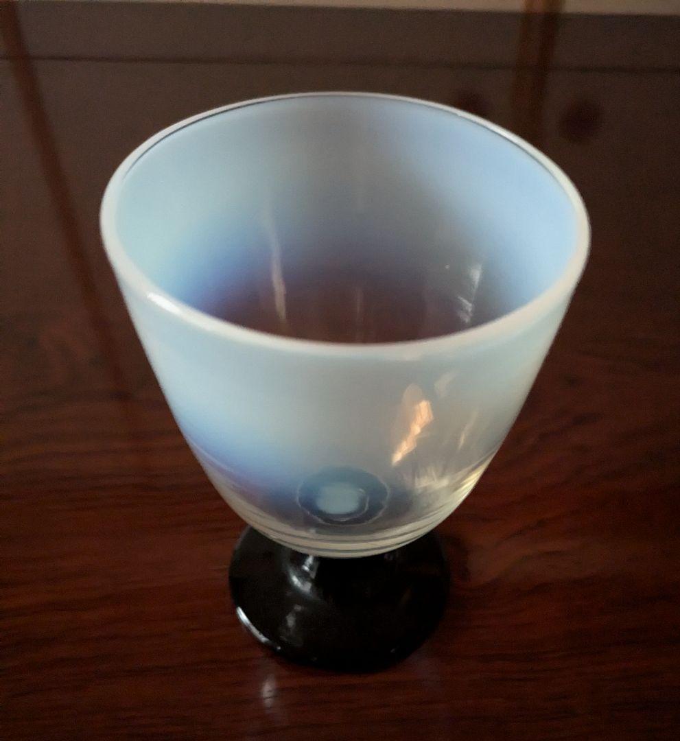 氷コップ　大正和ガラス乳白暈しなつめ型黒脚