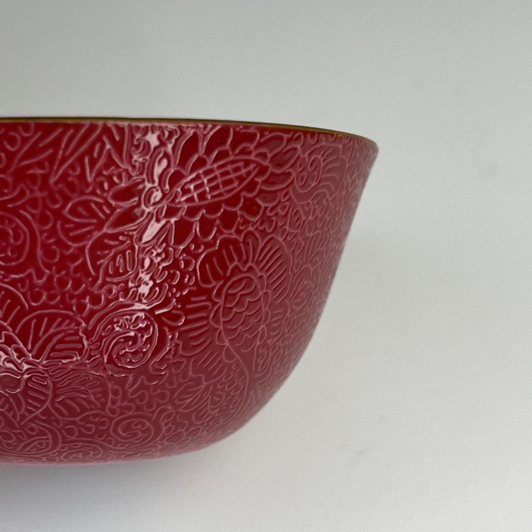 胭脂紅地陰刻唐草紋杯 乾隆年製 款 擺件中国美術 唐物骨董 時代物 A836