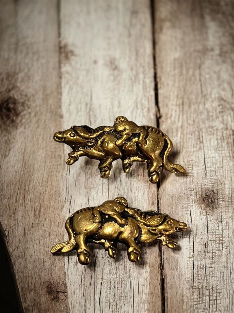 旧家蔵出し　日本刀　銅地　装具　 目貫　水牛と人物　彫金彫刻細工　左右