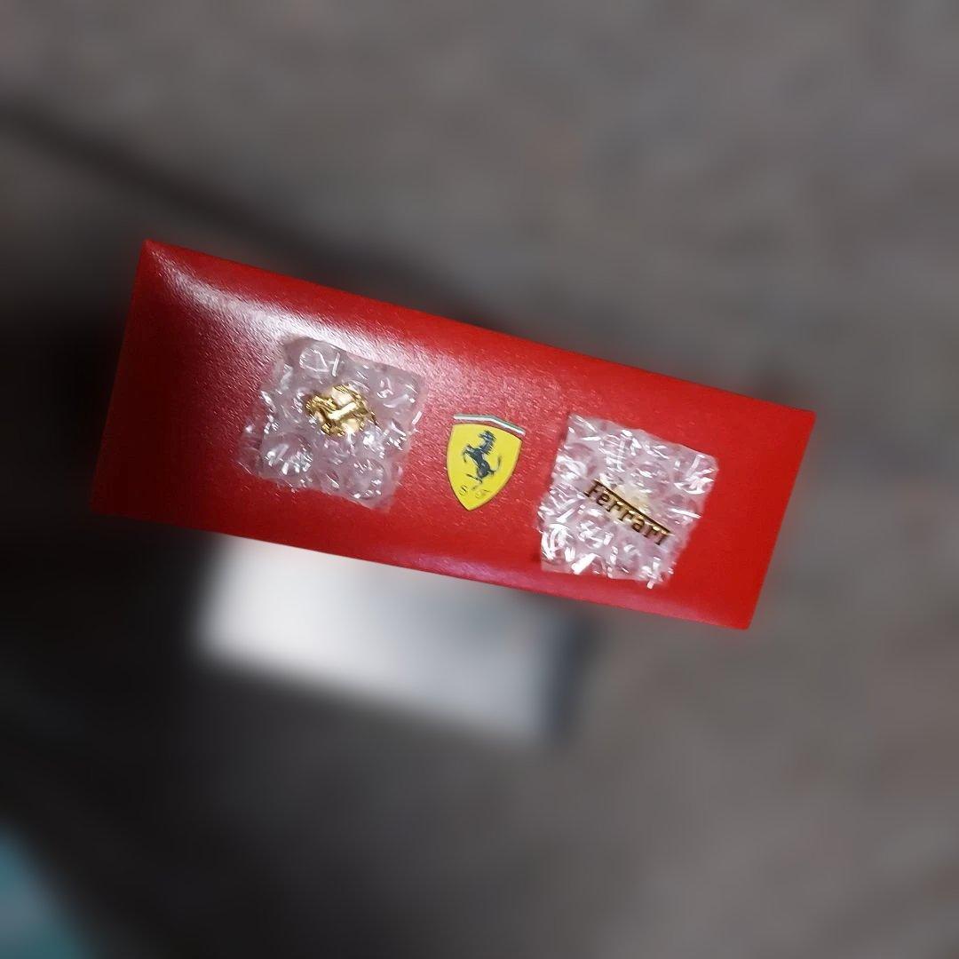 Ferrari 赤 ボールペン 本体とレア物ゴールドピンバッジ二つセット！