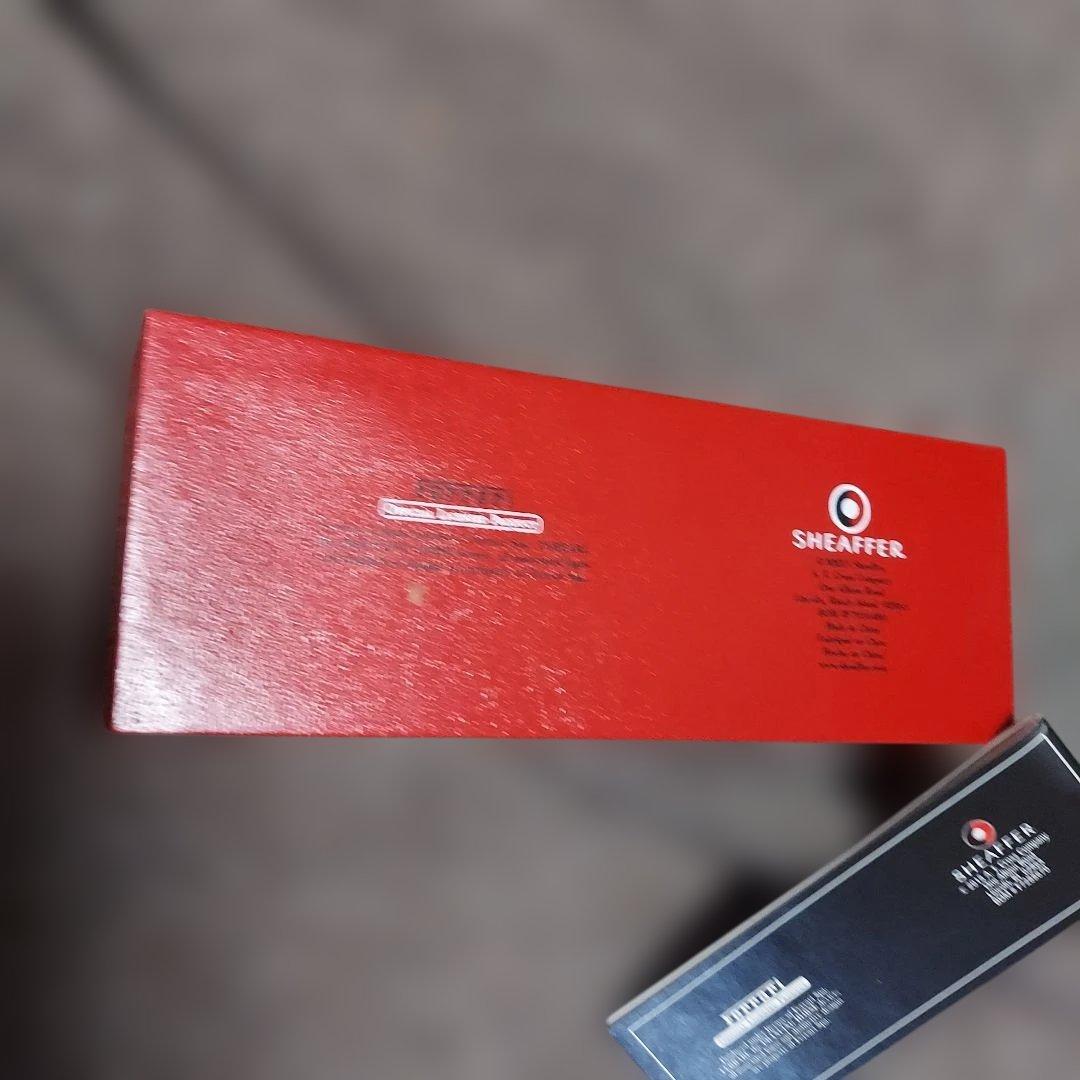 Ferrari 赤 ボールペン 本体とレア物ゴールドピンバッジ二つセット！