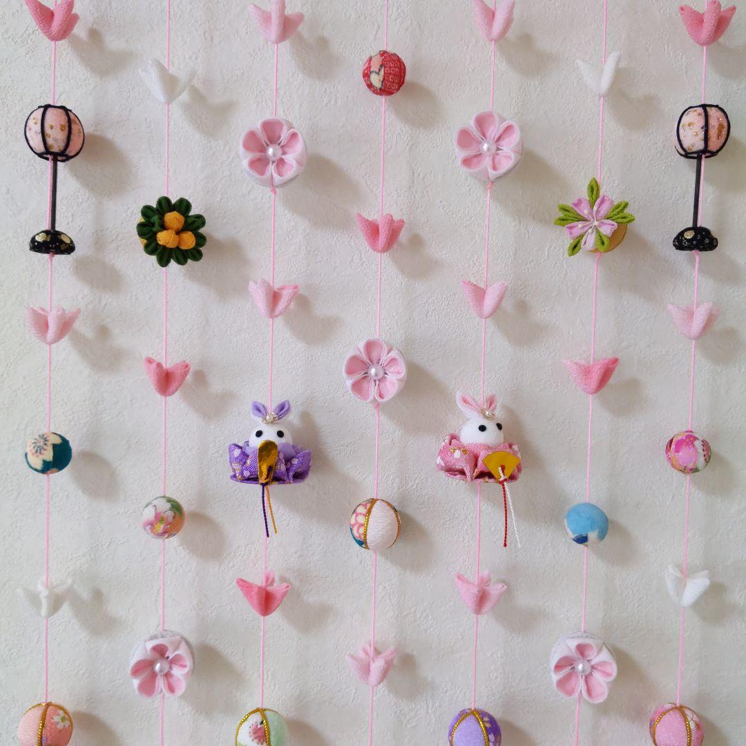 ちりめん細工　お花とまりとうさぎ雛の壁掛け下げ飾り