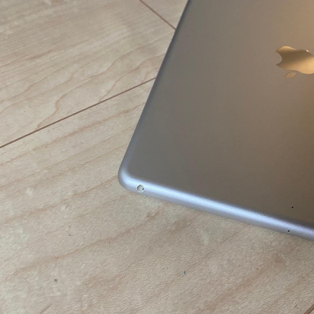 iPad 第7世代 10.2インチ 32GB シルバー 本体 カバー付き