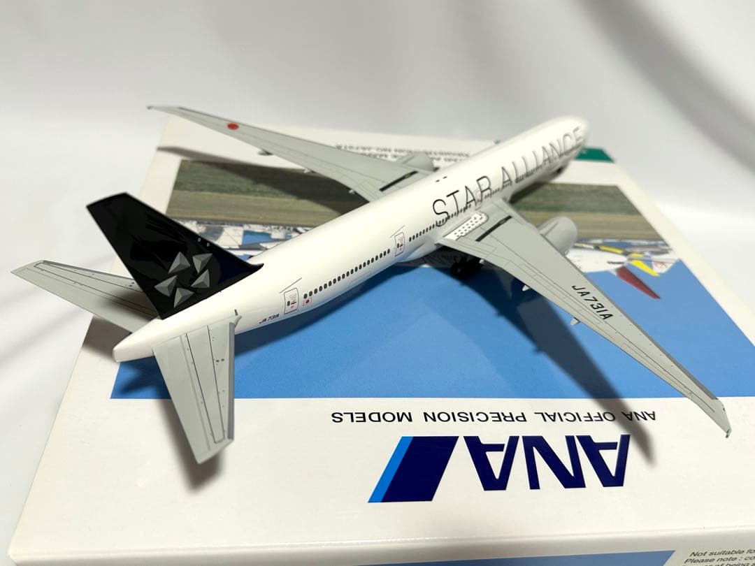 全日空商事 1/200 ANA 777-300ER STAR ALLIANCE