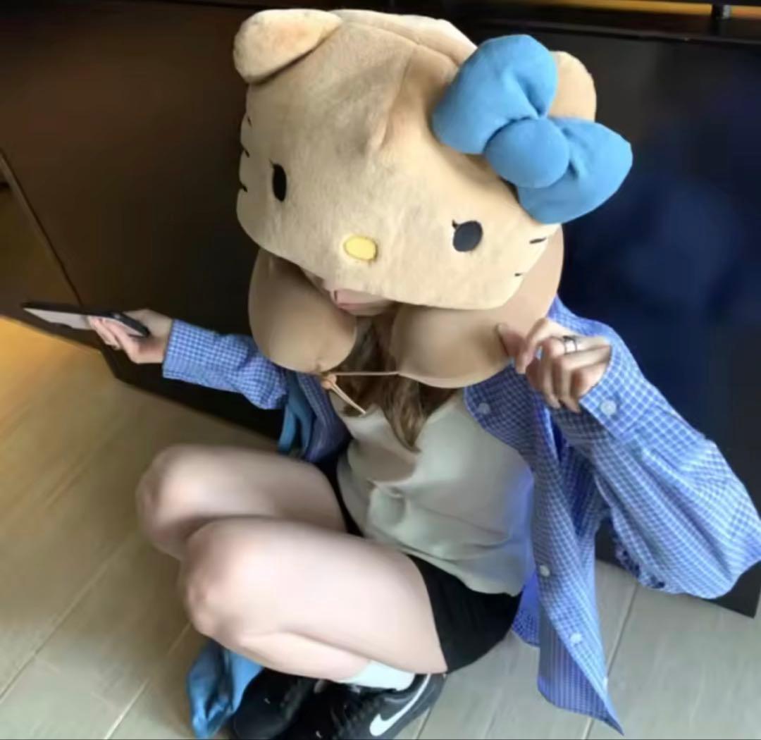 【即日発送】新品 日焼けキティ ネックピロー‬ 海外旅行 トラベル 日本未発売