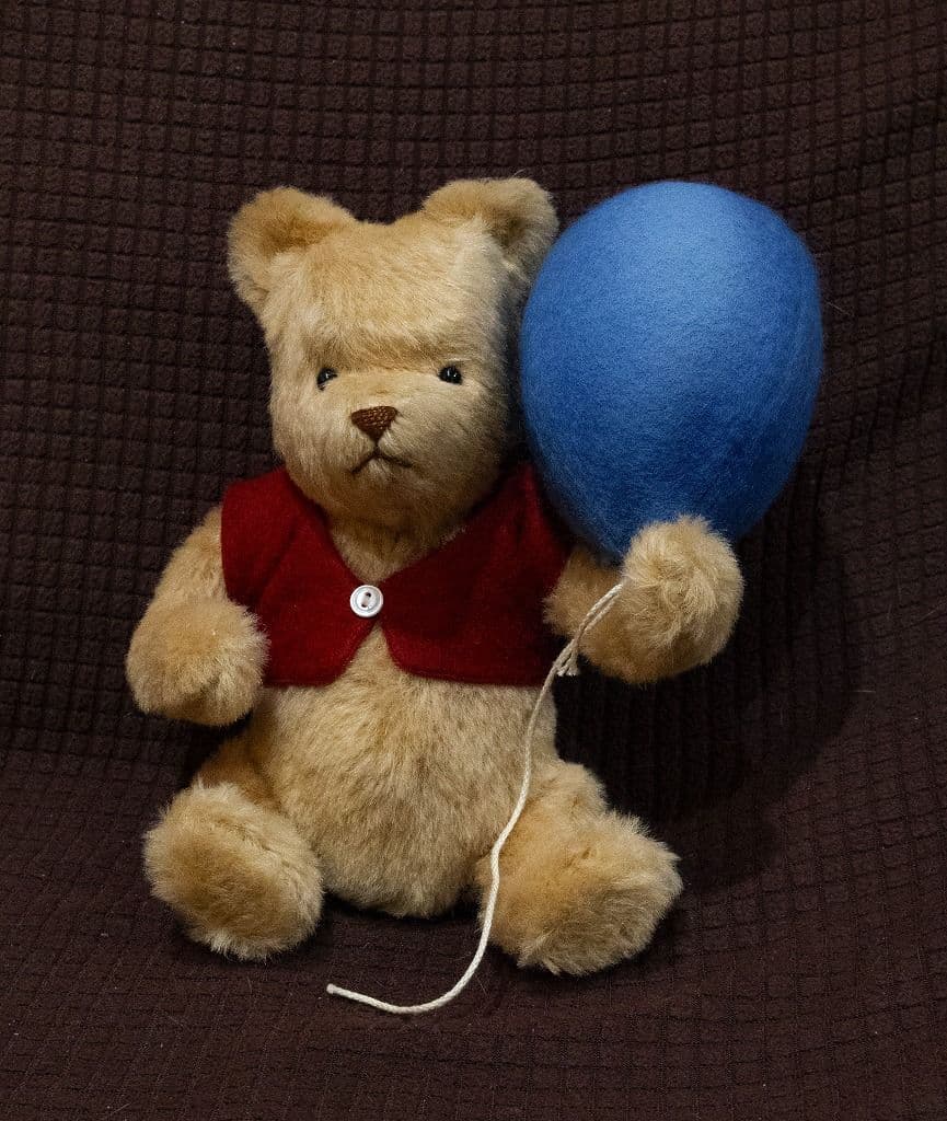 コレクション R. John Wright Dolls Pooh's Blue Balloon