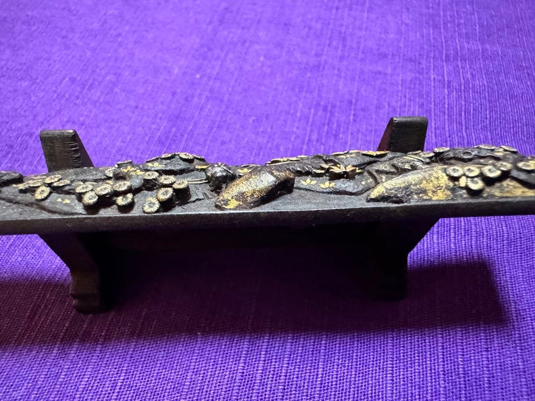 不世出の逸品　三顧礼図　無銘鉄元堂派　小柄　鉄地容彫金銀銅色絵象嵌（目貫笄鍔鐔拵