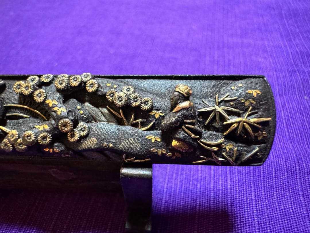 不世出の逸品　三顧礼図　無銘鉄元堂派　小柄　鉄地容彫金銀銅色絵象嵌（目貫笄鍔鐔拵