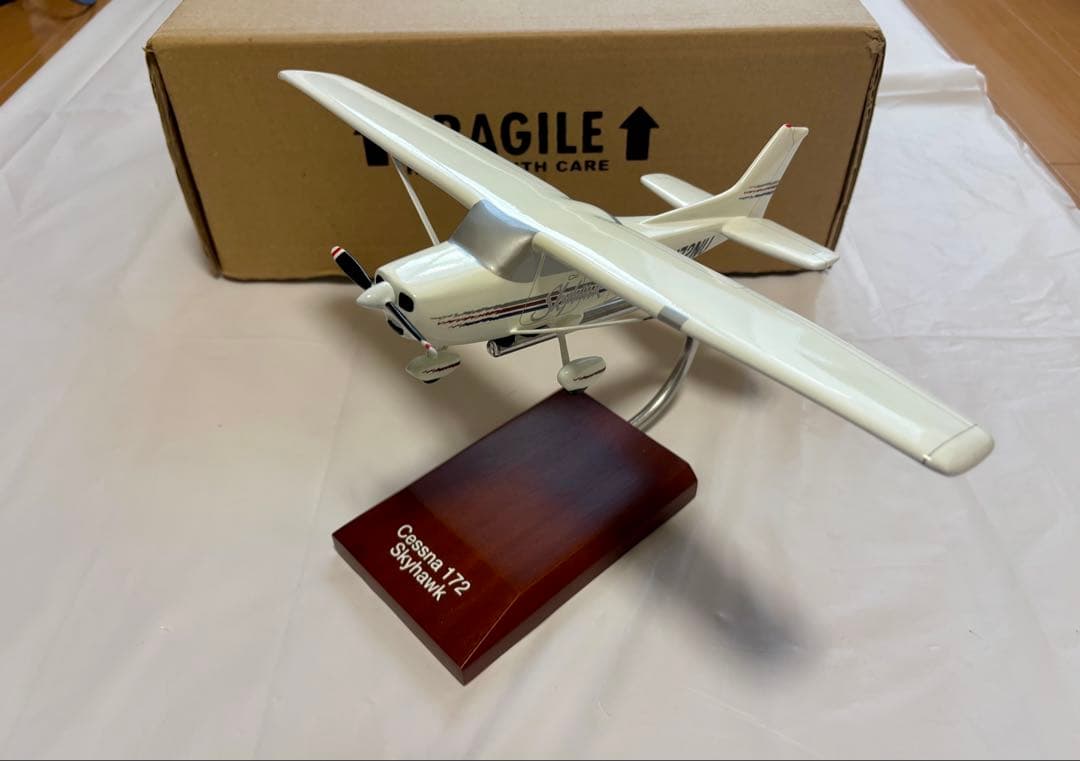 Cessna 172 Skyhawk 木製モデル 飛行機模型