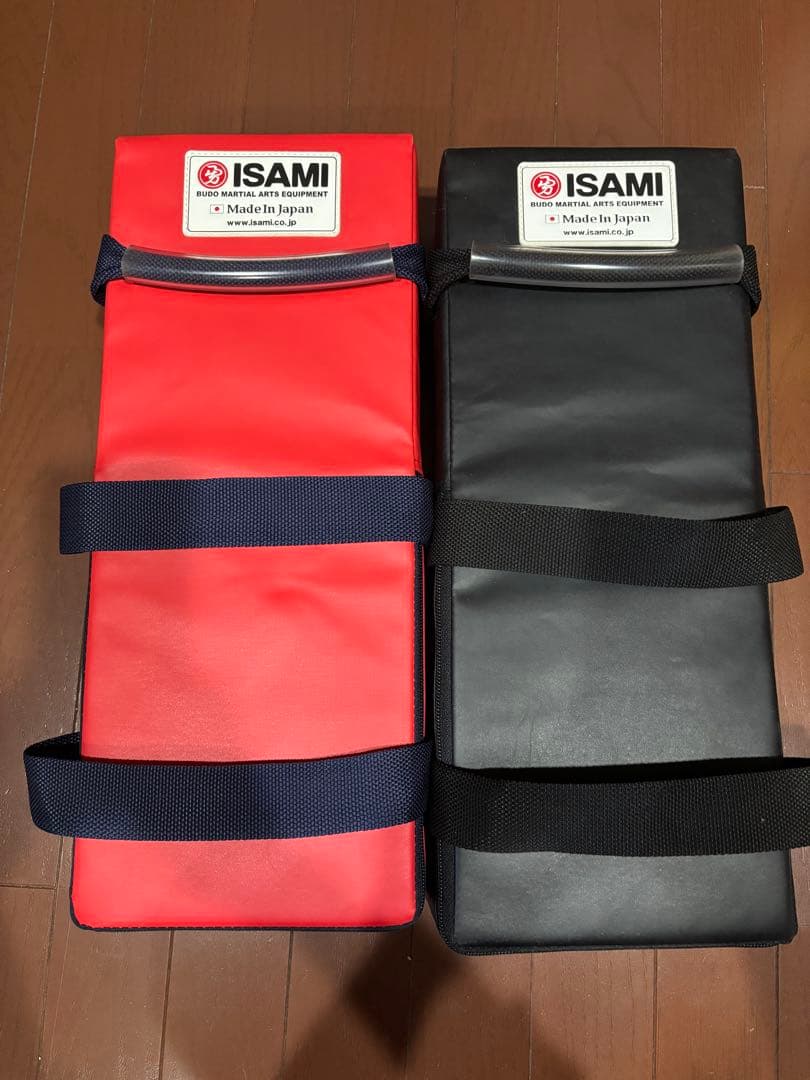ISAMI キックミット 赤 黒 2個セット