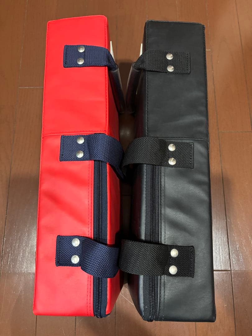 ISAMI キックミット 赤 黒 2個セット