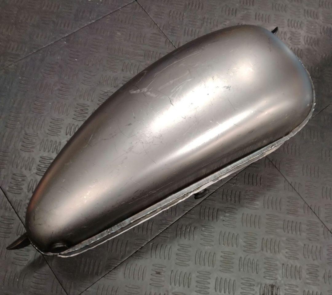 LowbrowCustoms1.8 バナナタンク ハイトンネル　ワッセルハーレー