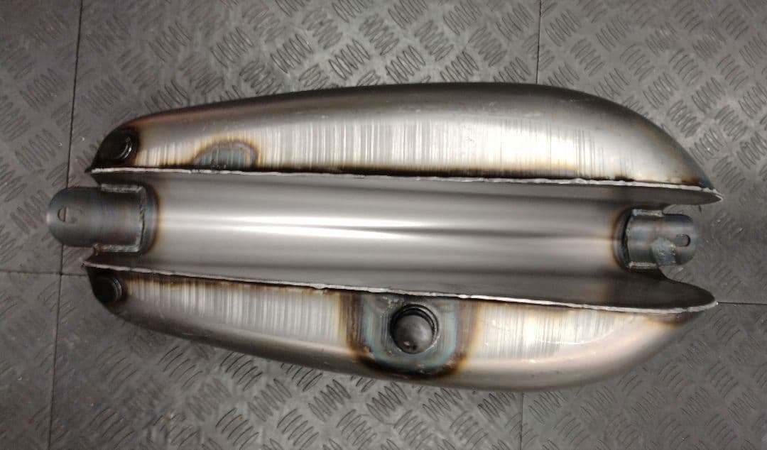 LowbrowCustoms1.8 バナナタンク ハイトンネル　ワッセルハーレー