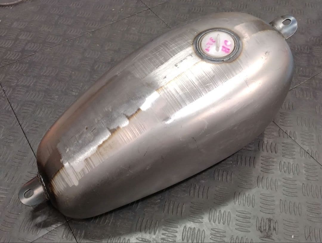 LowbrowCustoms1.8 バナナタンク ハイトンネル　ワッセルハーレー