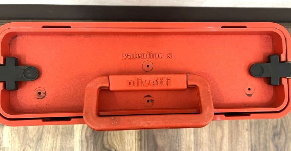 オリベッティ タイプライター 　赤いバケツ　A2