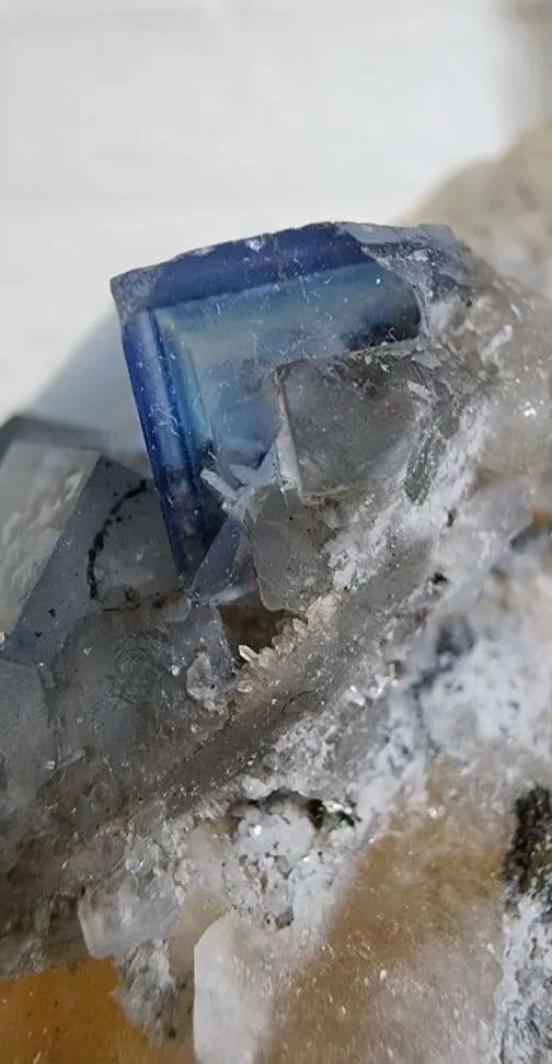 金色の方解石の上に蛍石