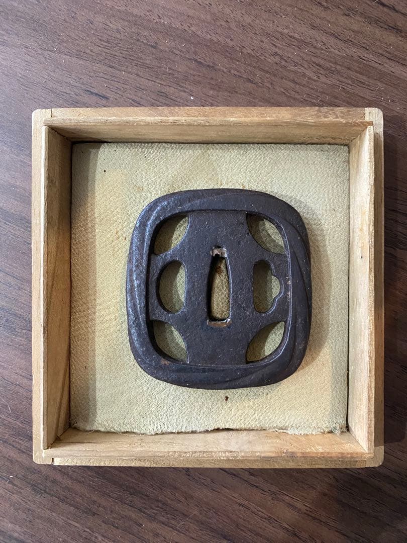 鉄製 鍔(つば) オープンワークデザイン 木箱付き