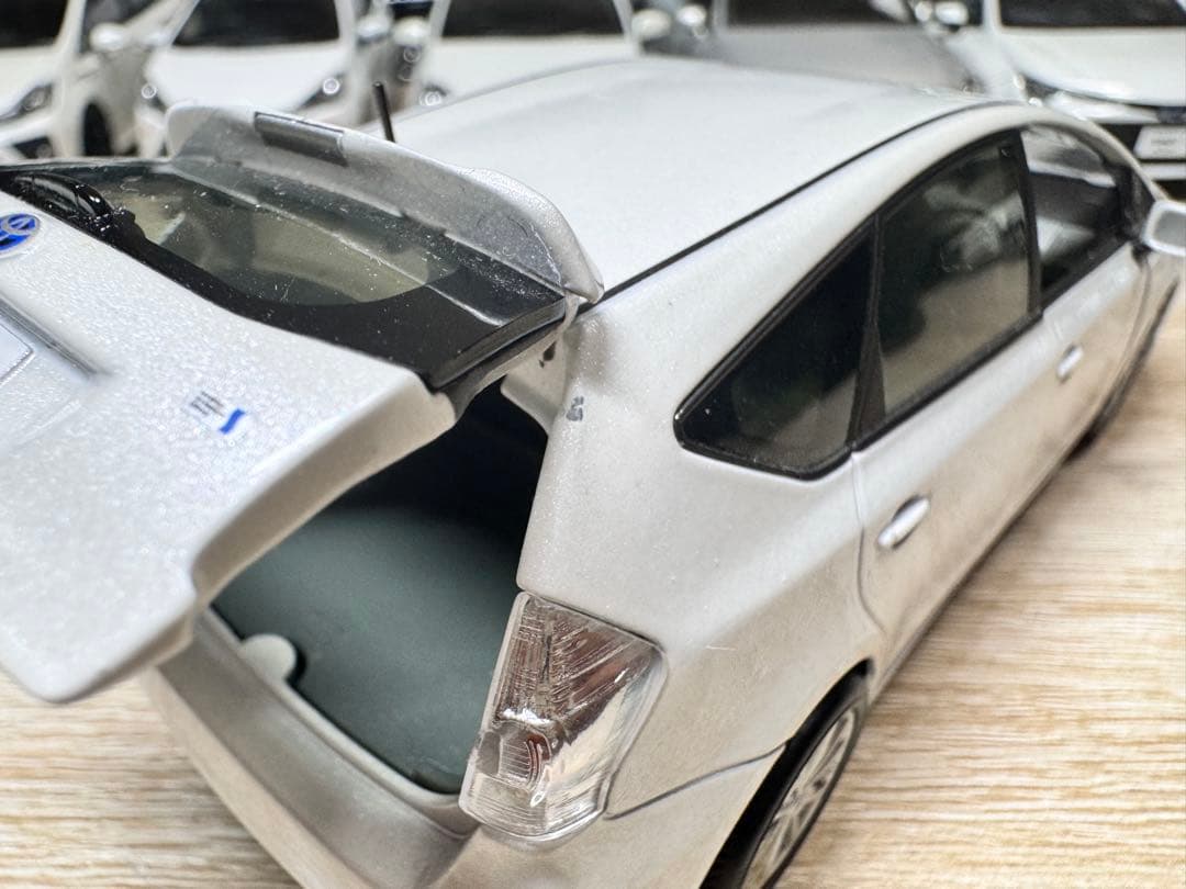 トヨタ カラーサンプル ミニカー 1/30 プリウスα ホワイトパール