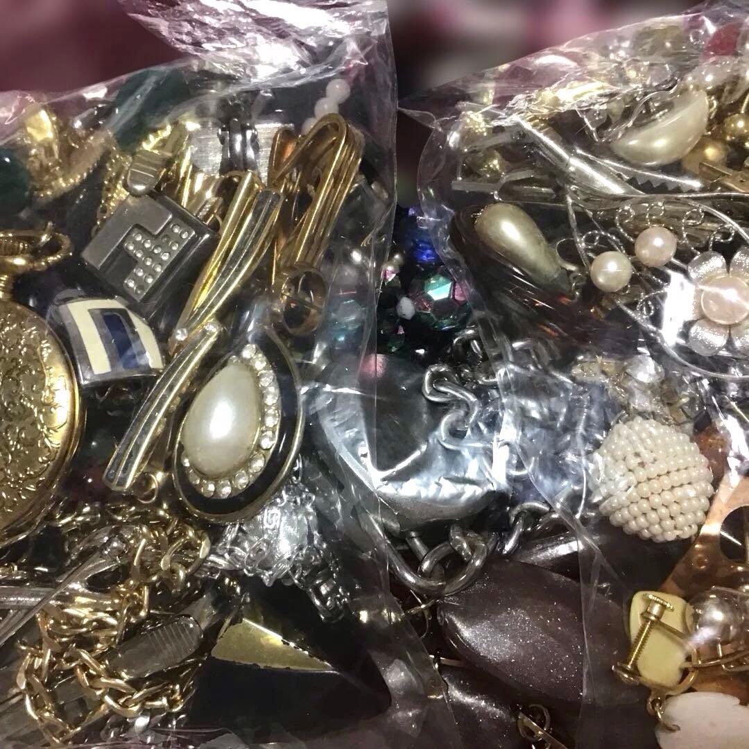 m*g様 ⭐️遺品・生前整理　アクセサリー　カラフルネックレス　大量まとめ売り⭐
