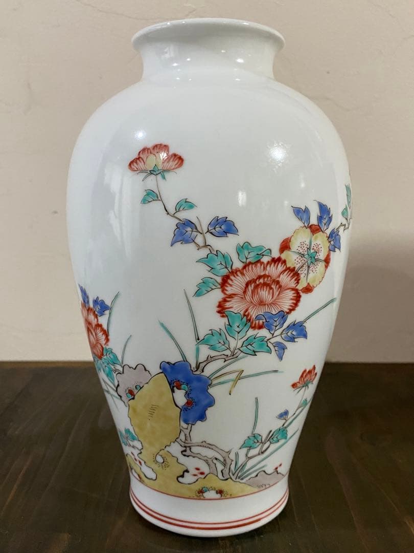 13代柿右衛門　錦　岩牡丹文　花瓶