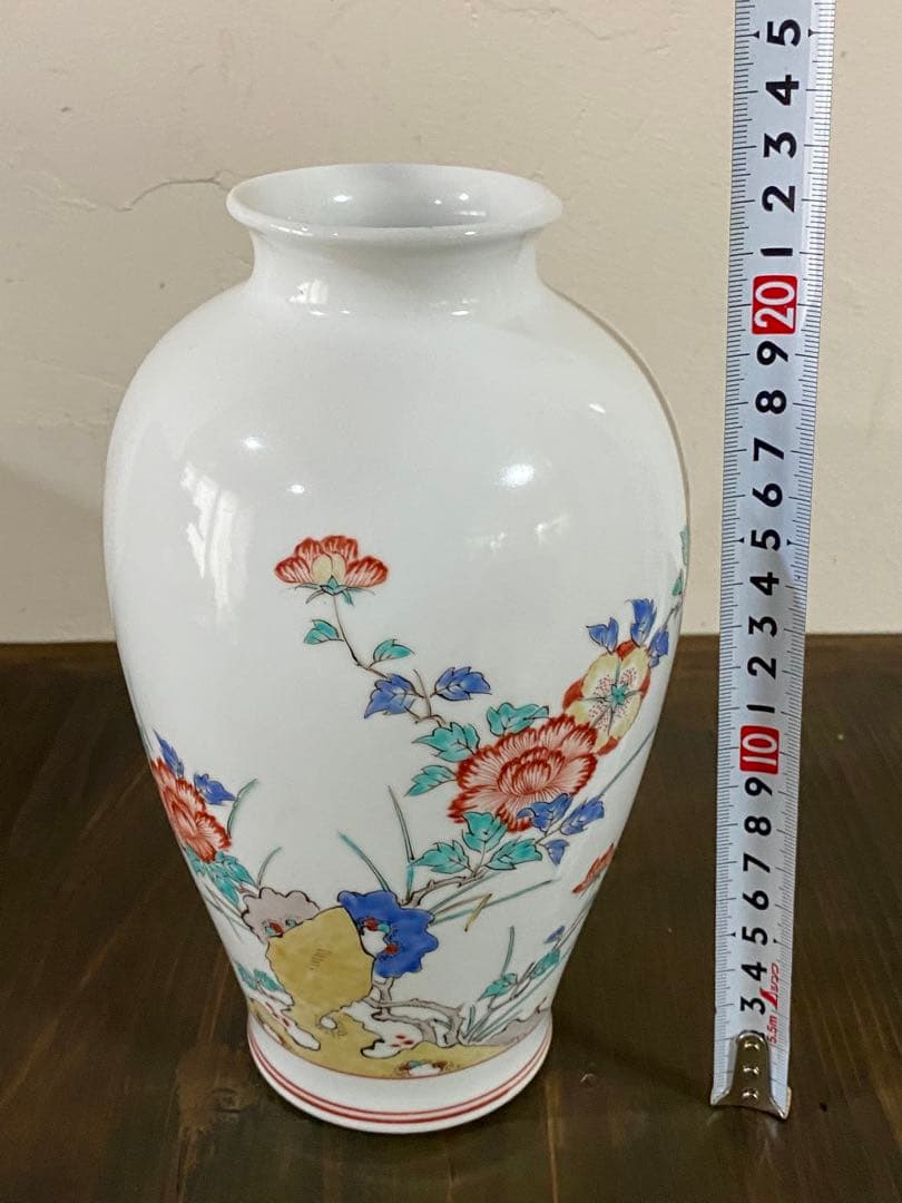 13代柿右衛門　錦　岩牡丹文　花瓶