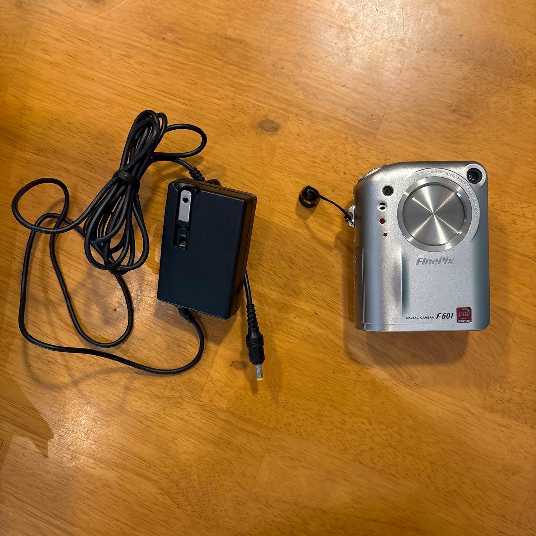 d*9様 Fujifilm FinePix F601 デジタルカメラ