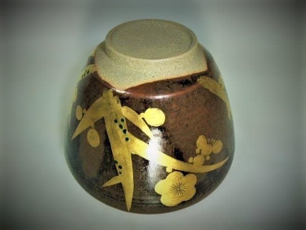 黒色金色花柄茶碗 木箱付き膳所焼 陽炎園「岩崎新定」造 金彩 梅