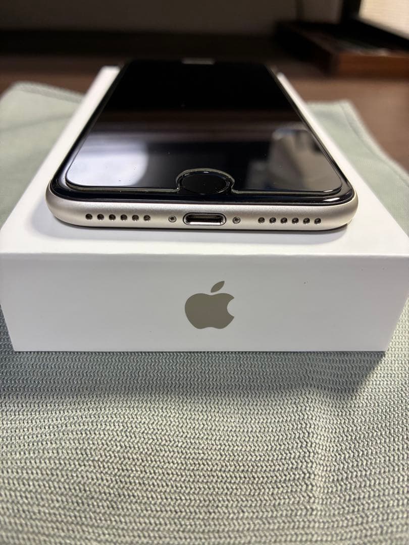 【sin】iPhone SE (第3世代) スターライト 128GB