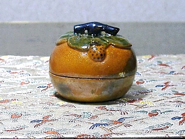 嵯峨焼　落柿舎 造　柿（俳句入）香合　無傷　共箱　保証。