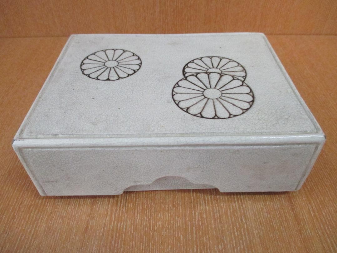 陶器製箱　菊の御紋　印銘あり　102