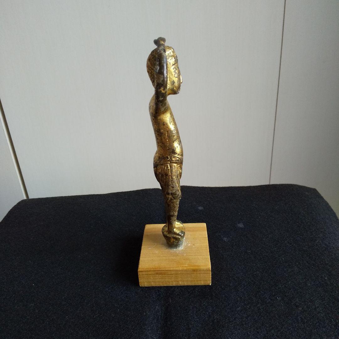 古代の金色の仏像