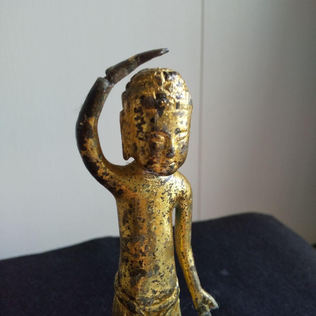 古代の金色の仏像