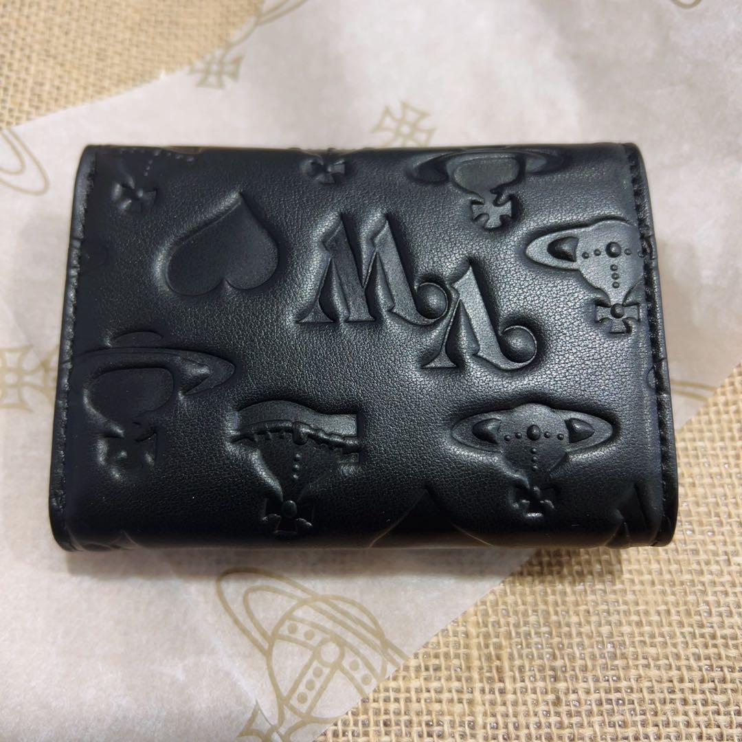 Vivienne W estwoodブラック三つ折り財布 エンボスデザイン