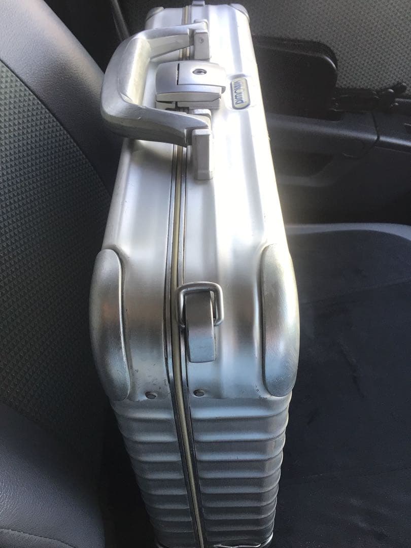 RIMOWA 廃盤　アルミビジネスケースの商品です。