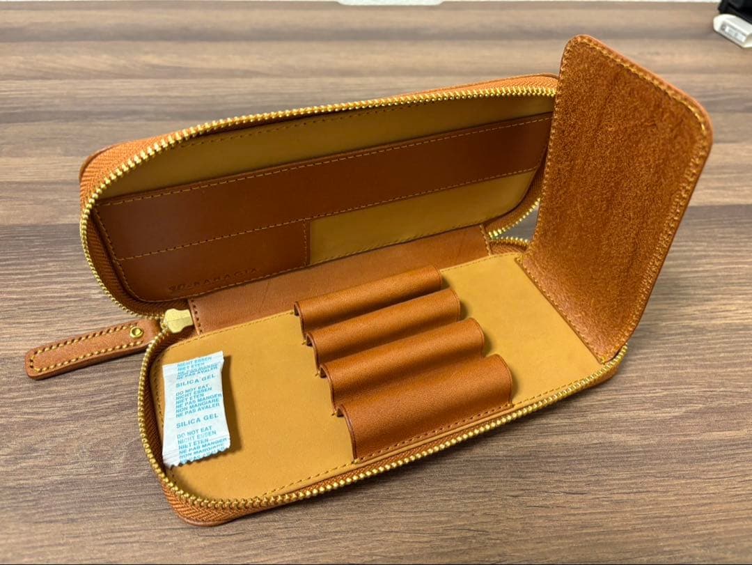 バハギア ラウンドジップペンケース プエブロ コニャック