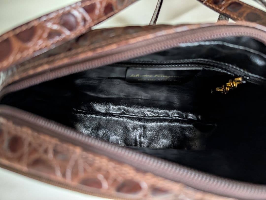 フェラガモ　ダークブラウン クロコダイル風 ショルダーバッグ