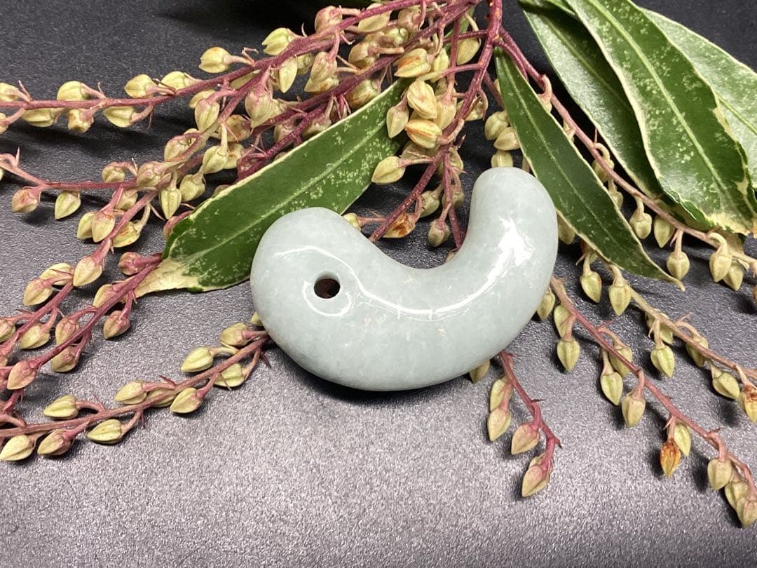 本物の氷*アイスジェード 糸魚川翡翠勾玉　人気の平家古墳型 鑑定ソーティング付