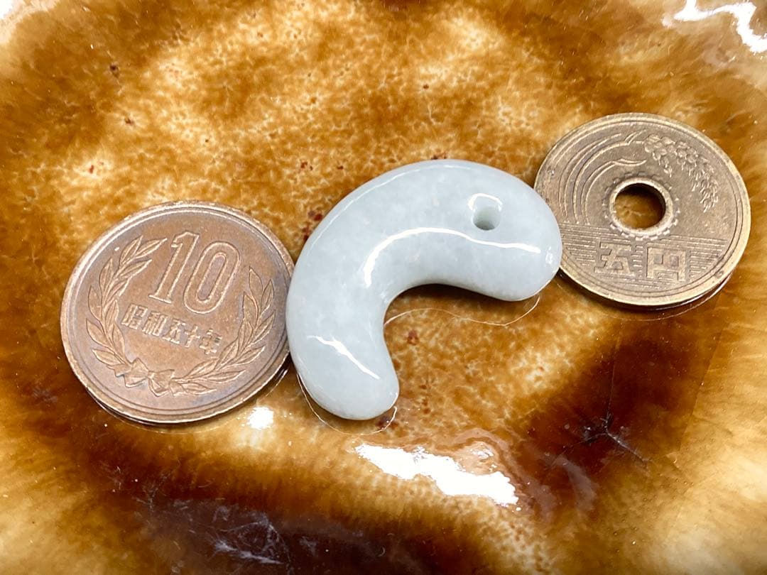 本物の氷*アイスジェード 糸魚川翡翠勾玉　人気の平家古墳型 鑑定ソーティング付