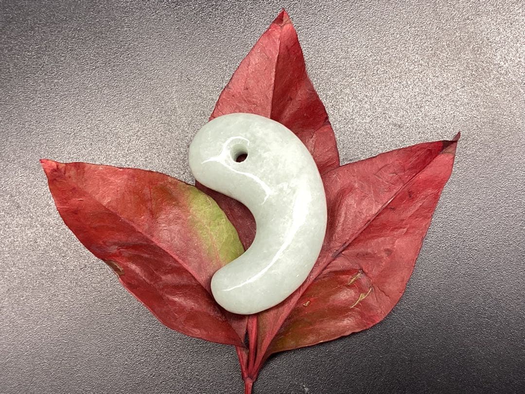 本物の氷*アイスジェード 糸魚川翡翠勾玉　人気の平家古墳型 鑑定ソーティング付