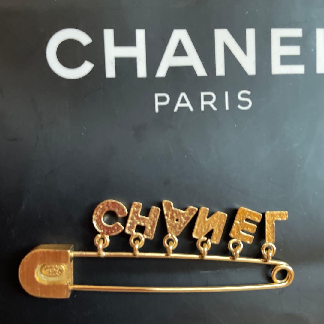 CHANELピンブローチ　難あり