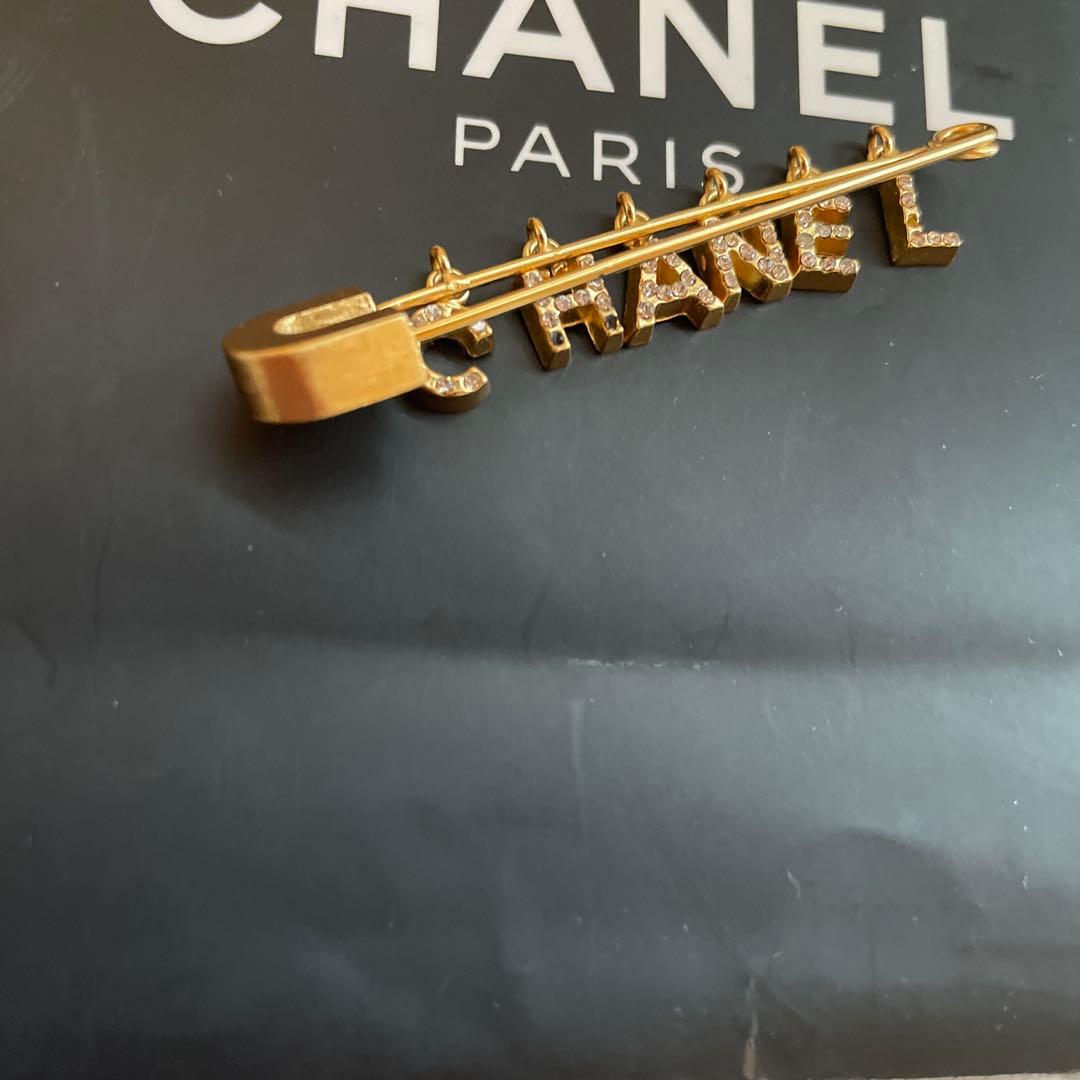 CHANELピンブローチ　難あり