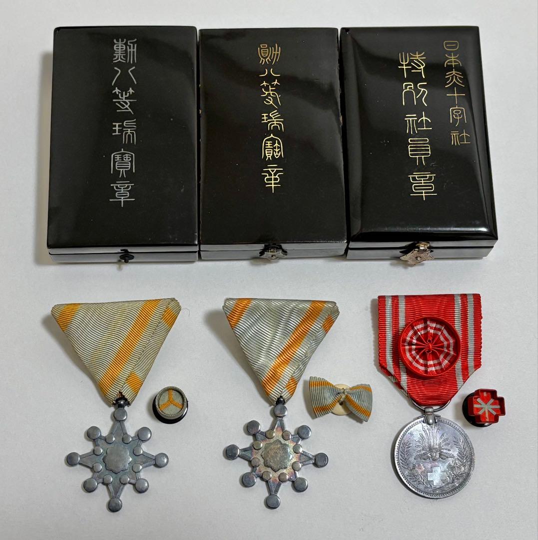 勲章／勲八等瑞宝章　日本赤十字社　特別社員章　日本軍　記念章　徽章　有功章