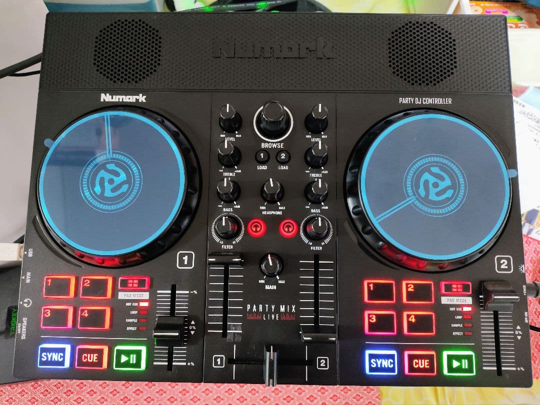 スピーカー内蔵！Numark Party Mix Live コントローラー