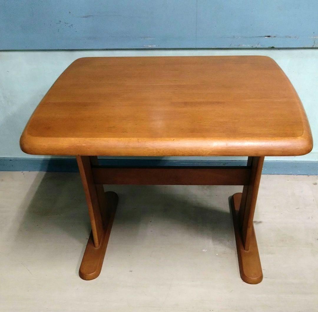 木製　二人用ダイニングテーブル　角が面取りされています　艶有り　引き取り可