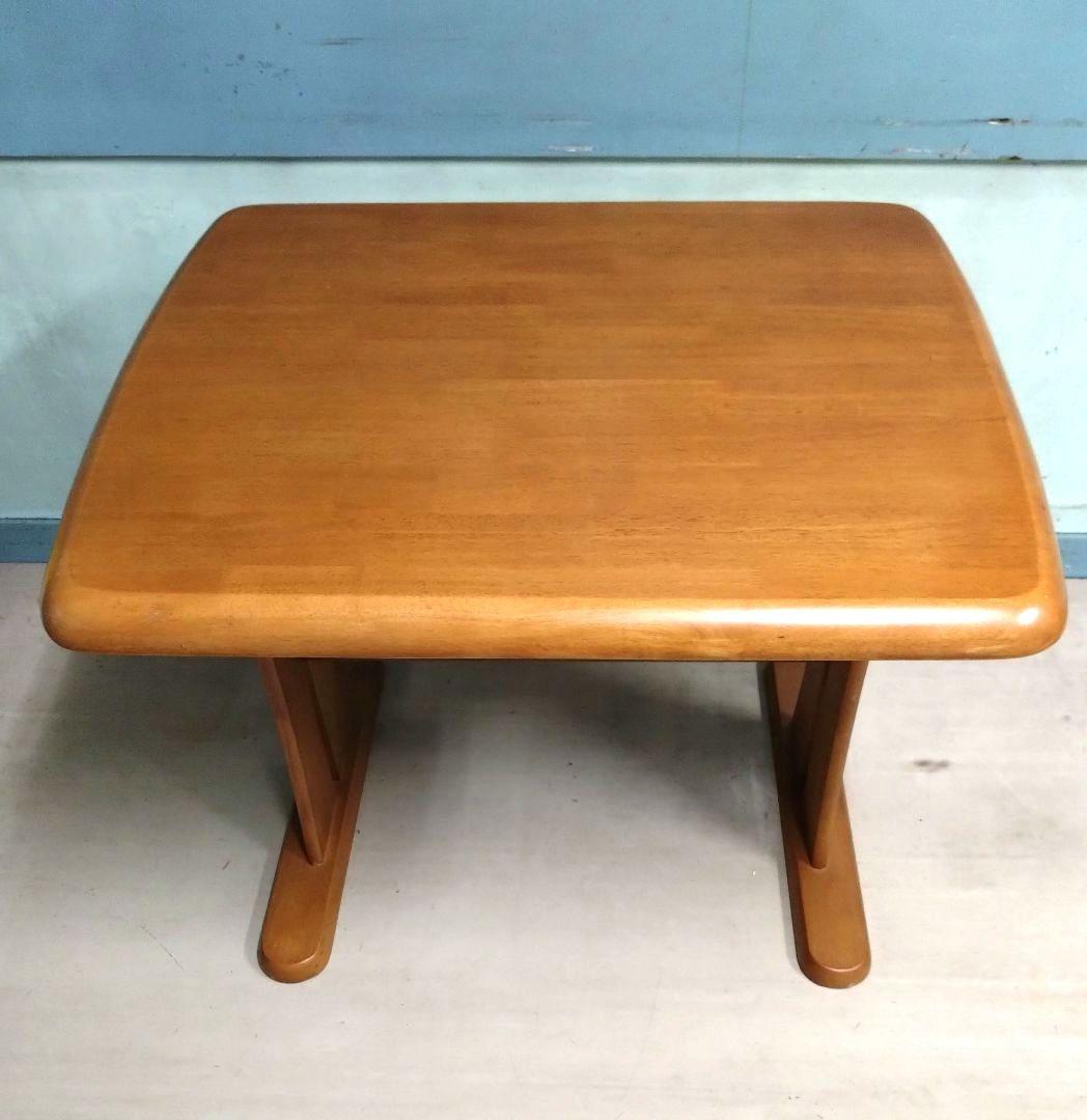 木製　二人用ダイニングテーブル　角が面取りされています　艶有り　引き取り可