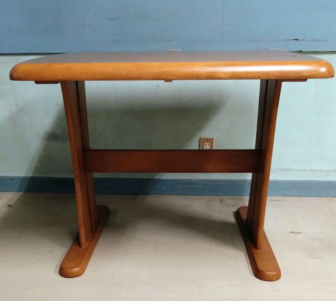 木製　二人用ダイニングテーブル　角が面取りされています　艶有り　引き取り可